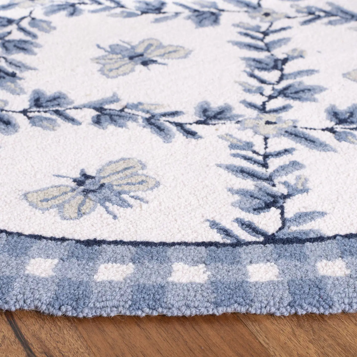 Safavieh Chelsea 5'-6" x 5'-6" Rug in Ivory / Blue