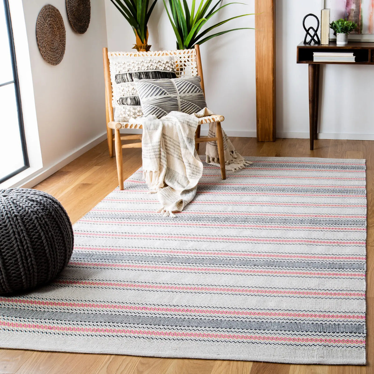 Safavieh Montauk 4'-0" x 6'-0" Rug in Pink / Beige