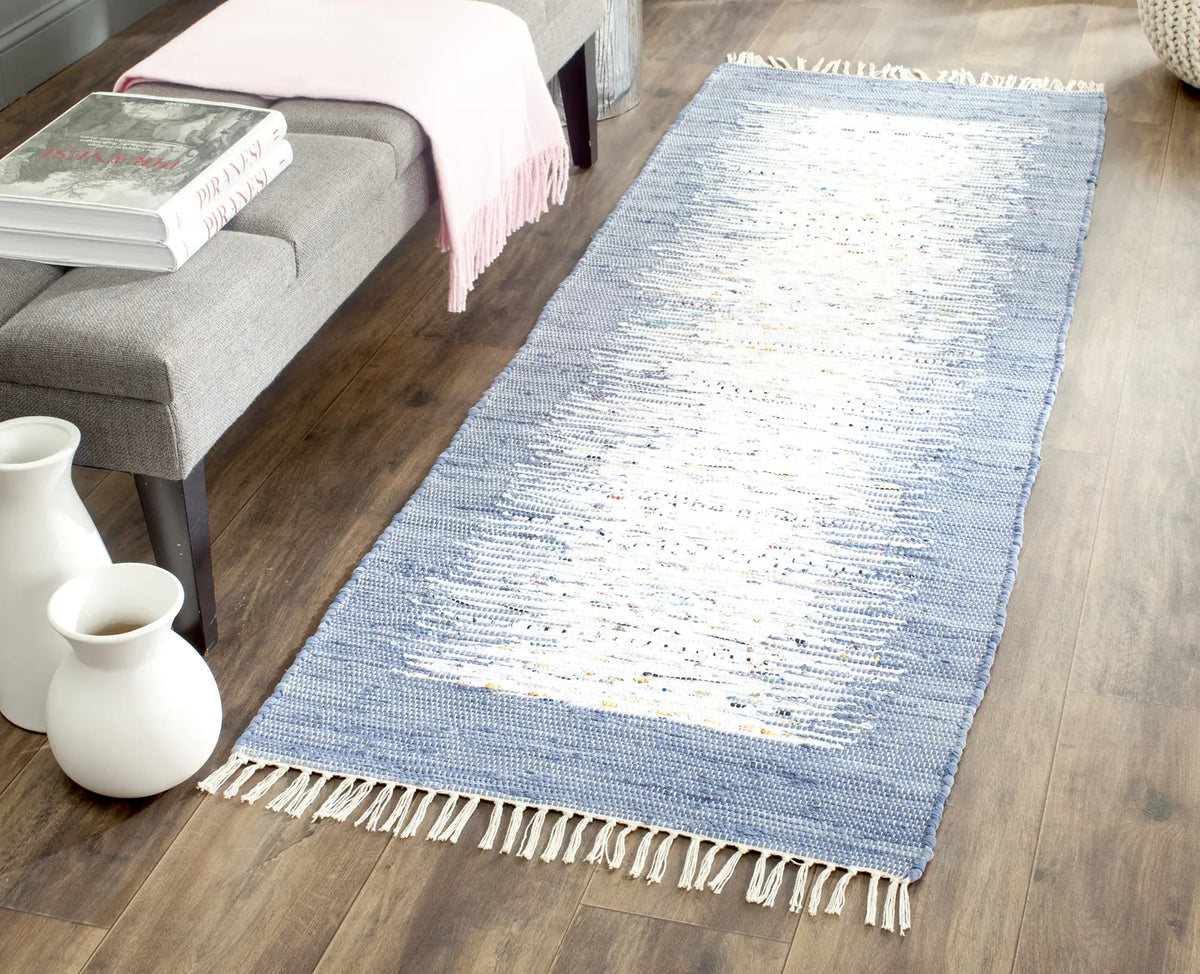 Safavieh Montauk 2'-3" x 6'-0" Rug in Ivory / Dark Blue