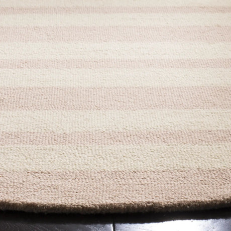 Safavieh Safavieh Kids 5'-0" x 5'-0" Rug in Pink / Ivory
