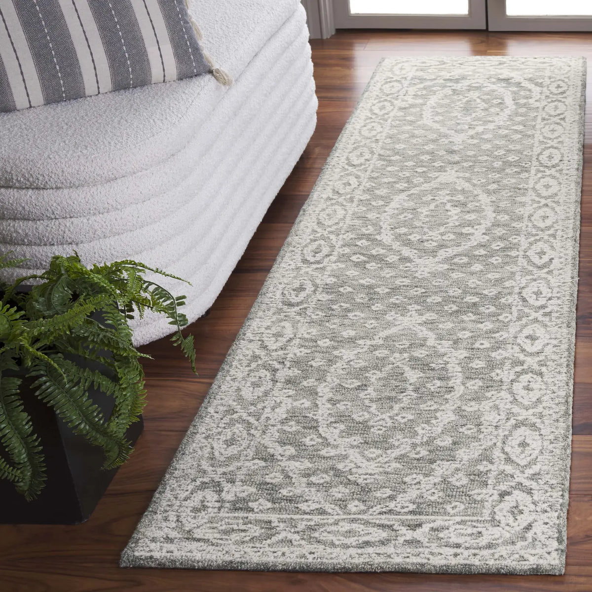 Safavieh Ebony 2'-3" x 9'-0" Rug in Ivory / Grey