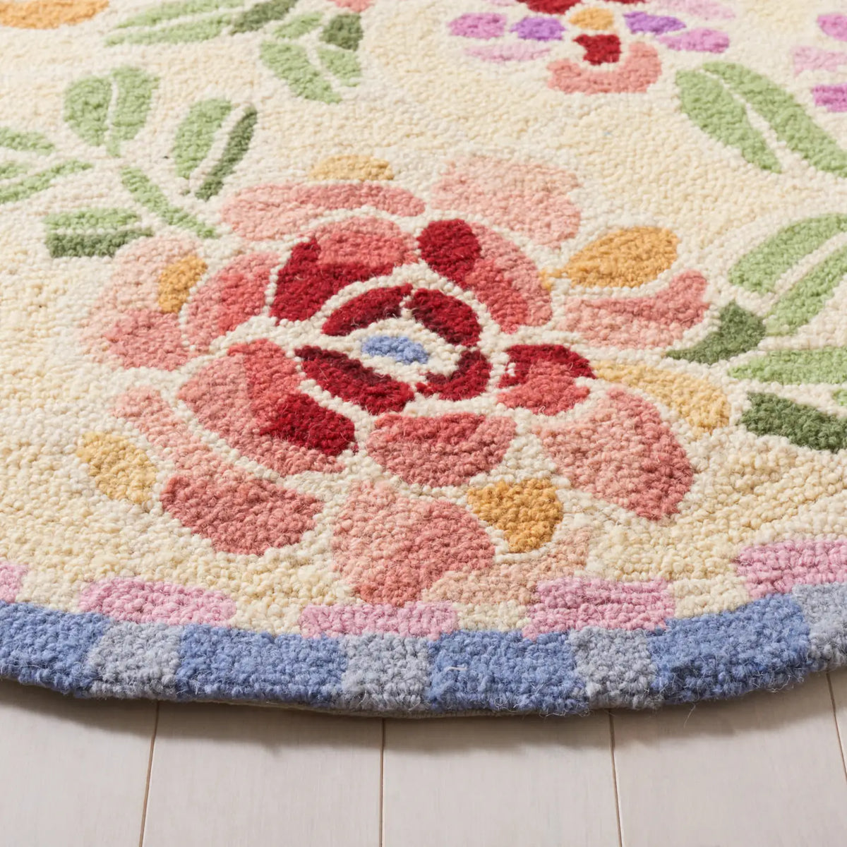Safavieh Chelsea 4'-6" x 6'-6" Rug in Ivory
