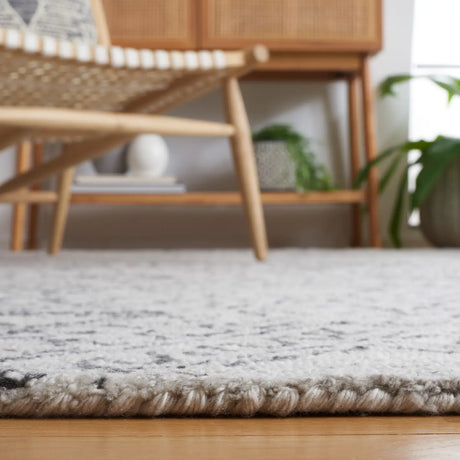 Safavieh Casablanca 4'-0" x 6'-0" Rug in Ivory / Black