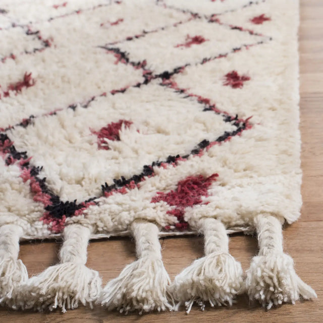Safavieh Casablanca 5'-0" x 8'-0" Rug in Ivory / Fuchsia