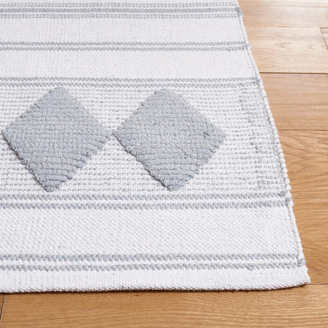 Safavieh Montauk 4'-0" x 6'-0" Rug in Aqua / Ivory