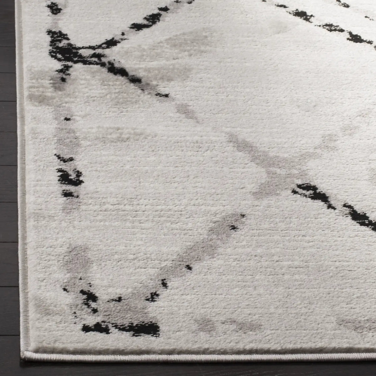 Safavieh Skyler 5'-1" x 7'-6" Rug in Ivory / Grey