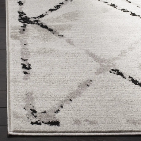 Safavieh Skyler 5'-1" x 7'-6" Rug in Ivory / Grey