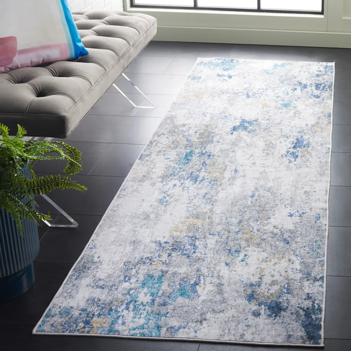 Safavieh Santa Monica 2'-6" x 8'-0" Rug in Ivory / Blue
