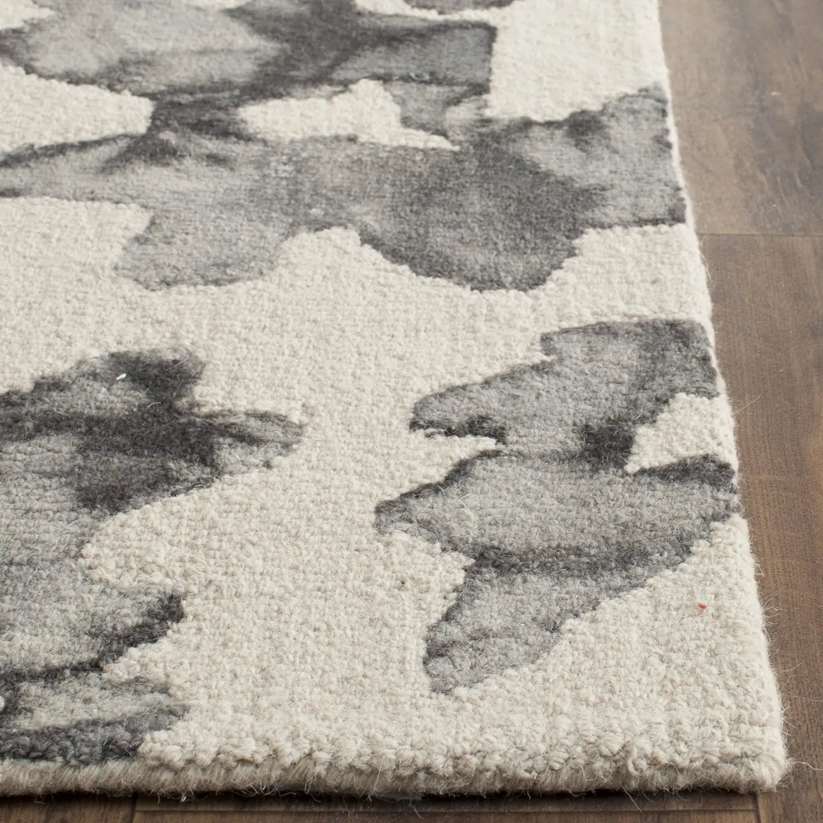 Safavieh Dip Dye 2'-3" x 6'-0" Rug in Beige / Charcoal