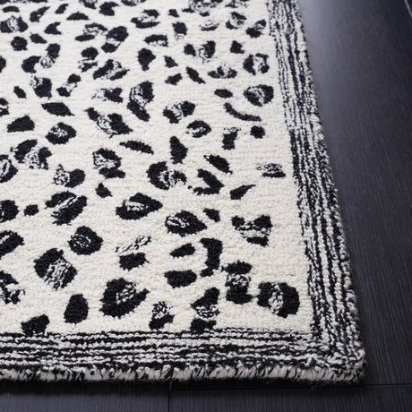 Safavieh Metro 4'-0" x 6'-0" Rug in Black / Ivory