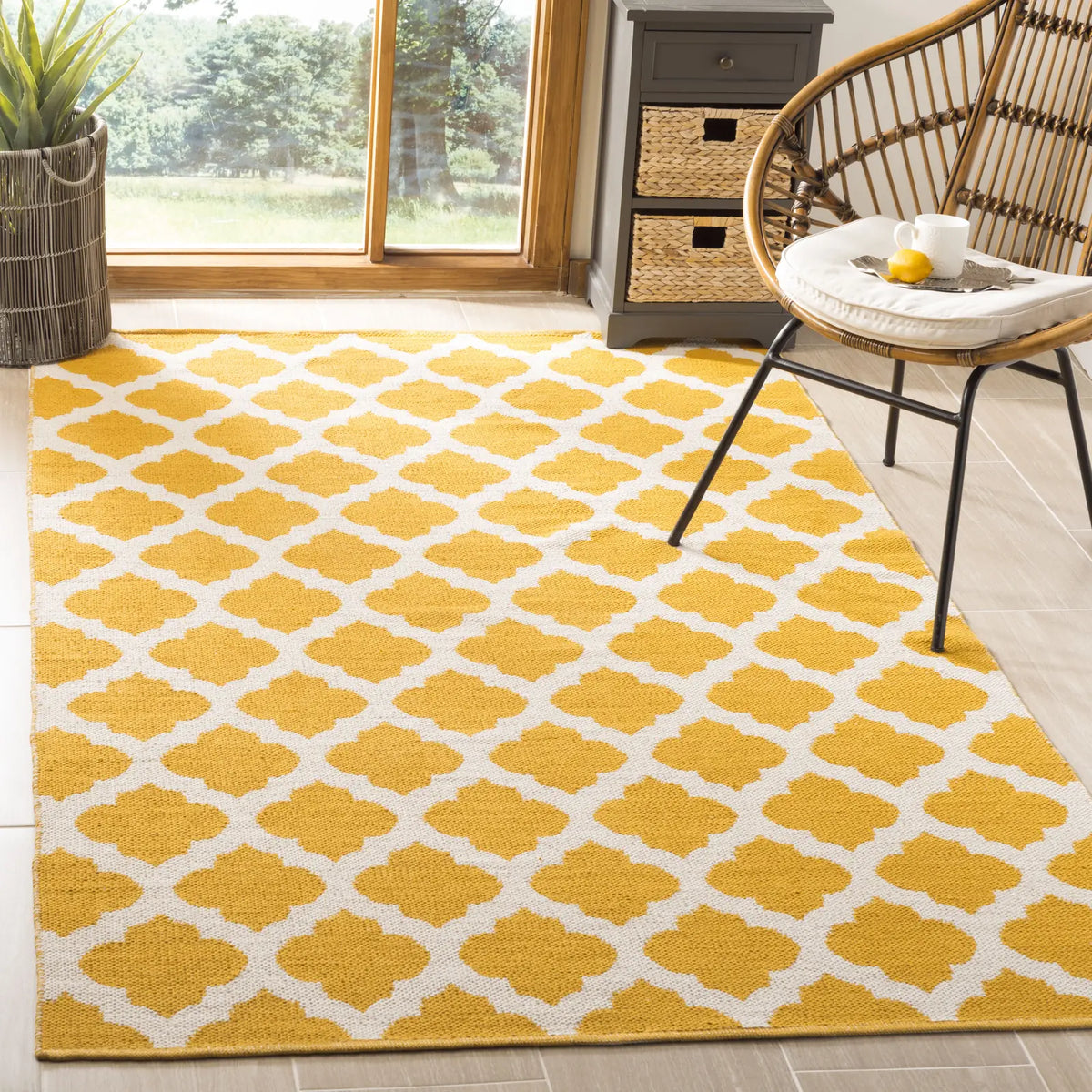 Safavieh Montauk 4'-0" x 6'-0" Rug in Yellow / Ivory
