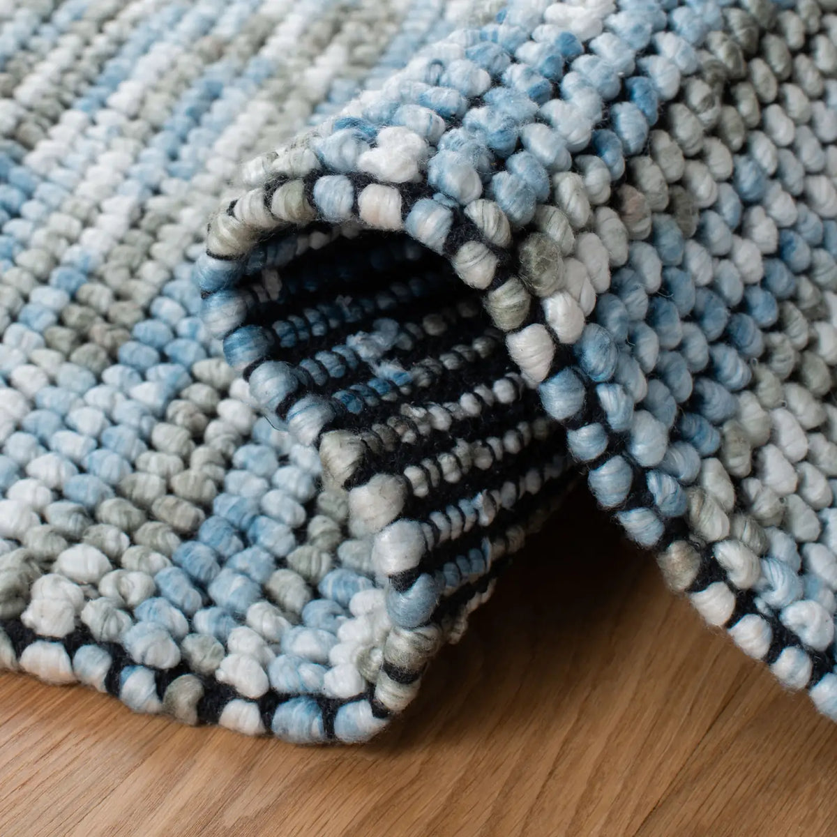Safavieh Natura 4'-0" x 6'-0" Rug in Blue / Ivory