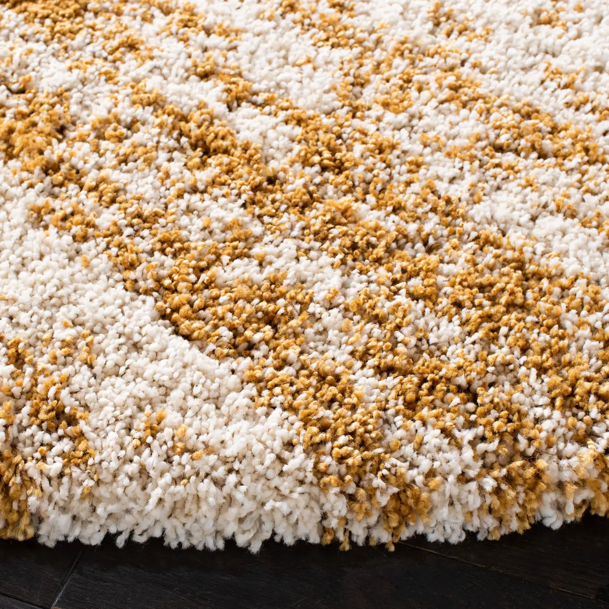 Safavieh Hudson Shag 7'-0" x 7'-0" Rug in Ivory / Gold