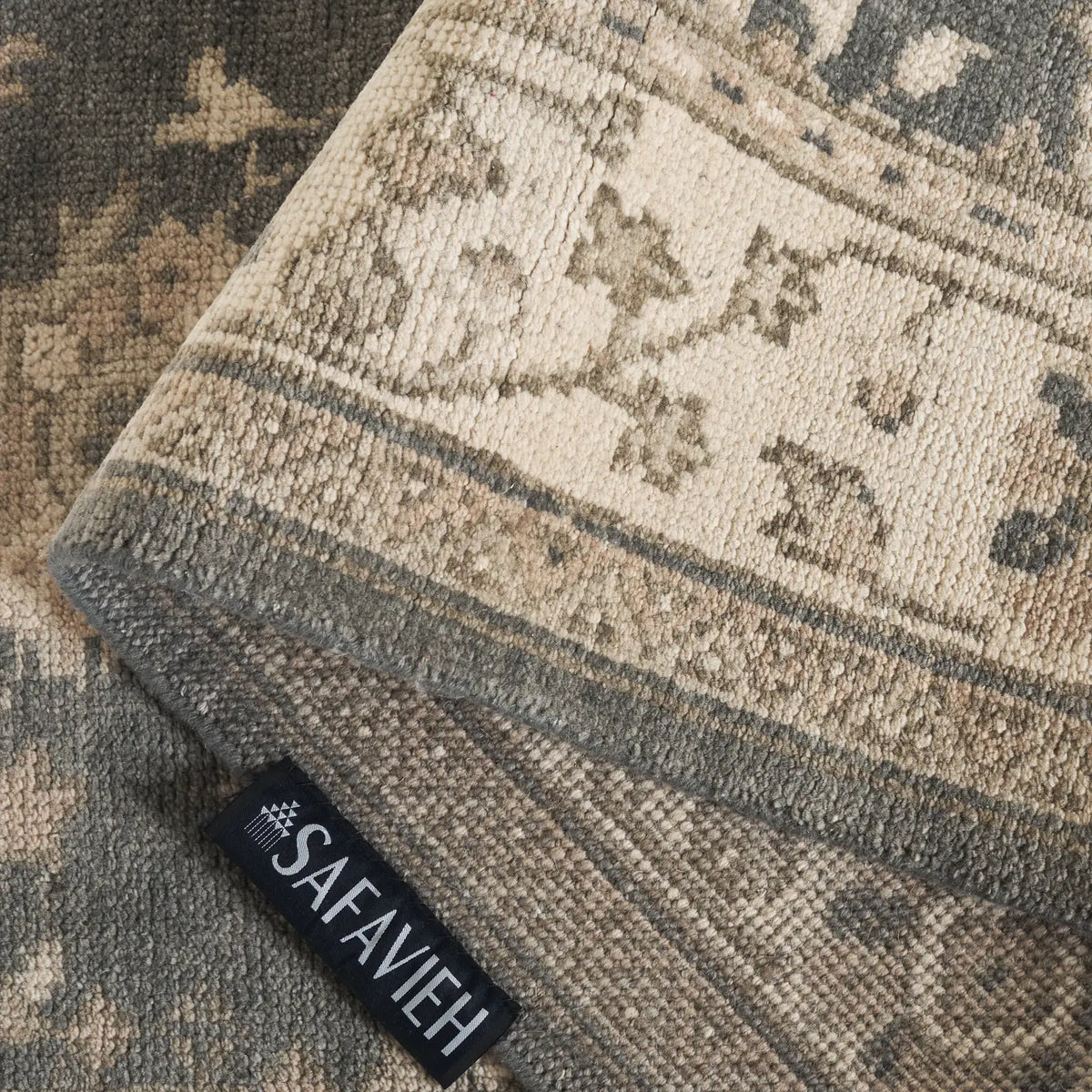 Safavieh Sivas 6'-0" x 9'-0" Rug in Grey / Ivory