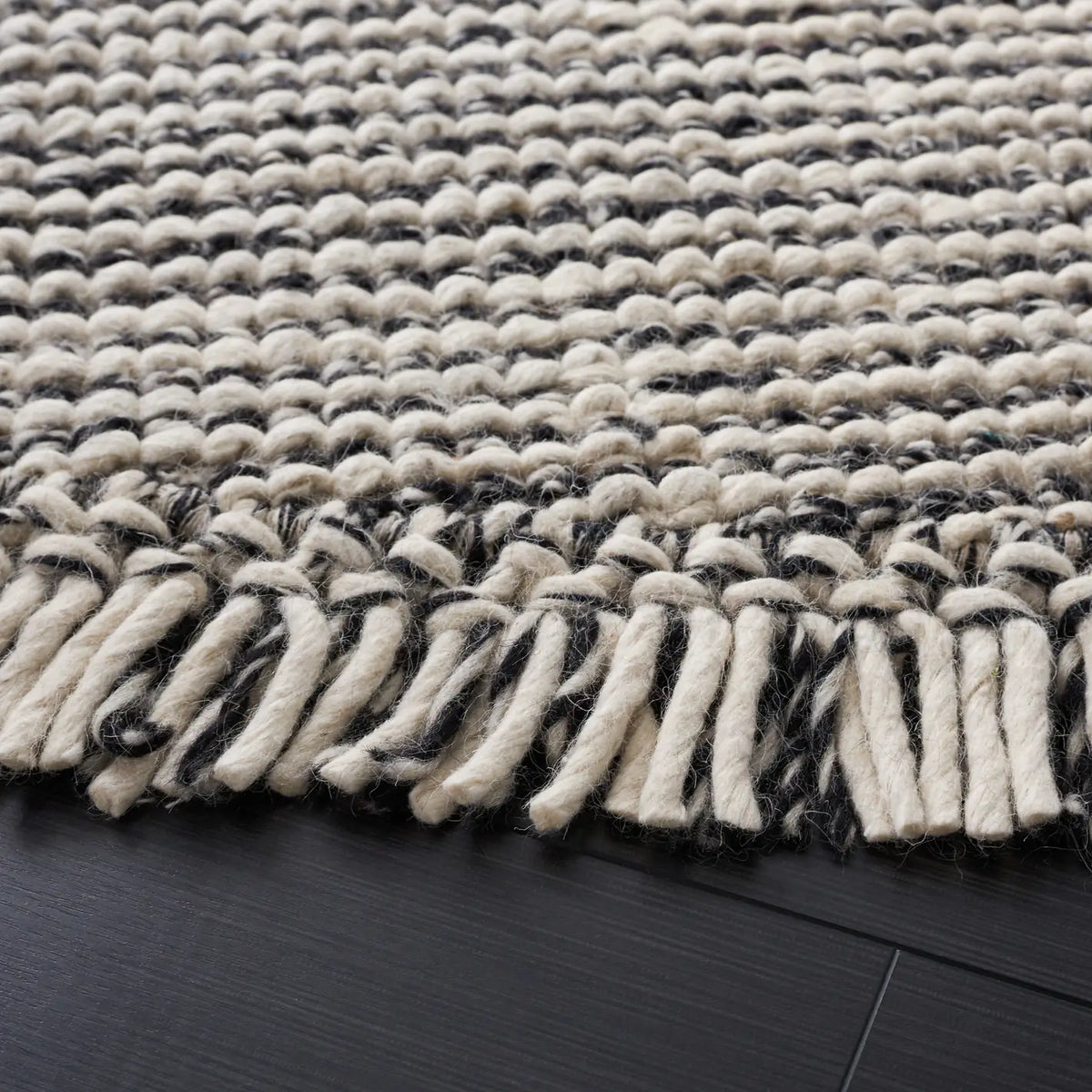 Safavieh Natura 6'-0" x 6'-0" Rug in Black / Ivory