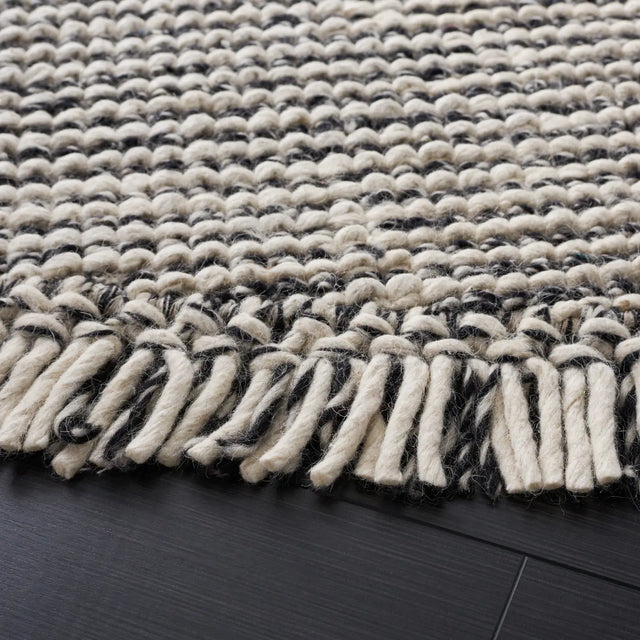 Safavieh Natura 6'-0" x 6'-0" Rug in Black / Ivory