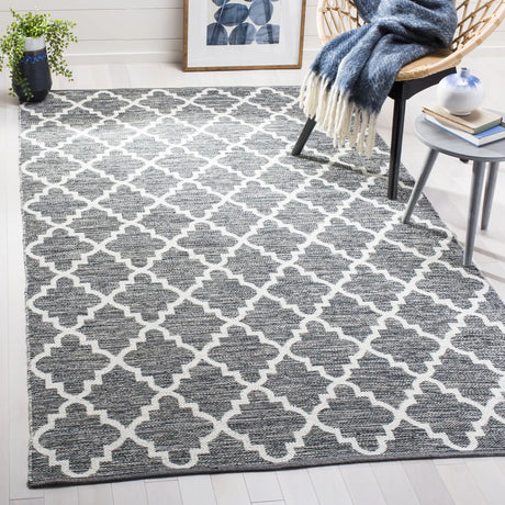 Safavieh Montauk 5'-0" x 8'-0" Rug in Charcoal / Ivory