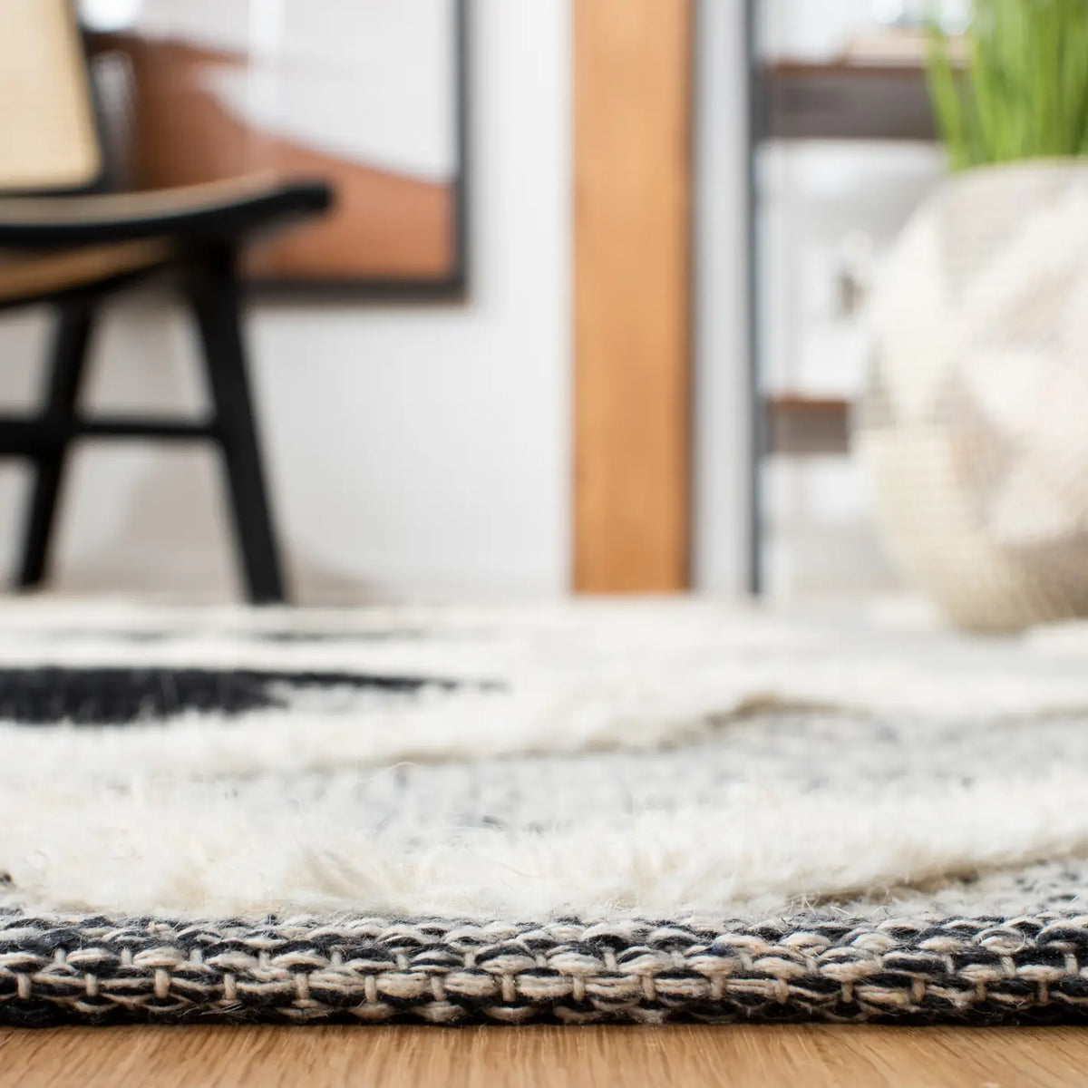 Safavieh Vermont 5'-0" x 8'-0" Rug in Black / Ivory