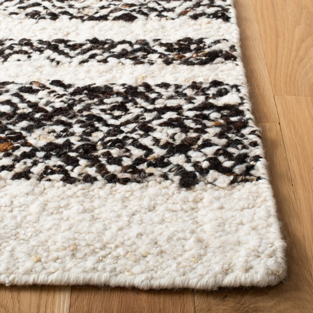 Safavieh Natura 4'-0" x 6'-0" Rug in Black / Ivory