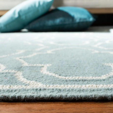 Safavieh Dhurries 5'-0" x 8'-0" Rug in Blue / Ivory