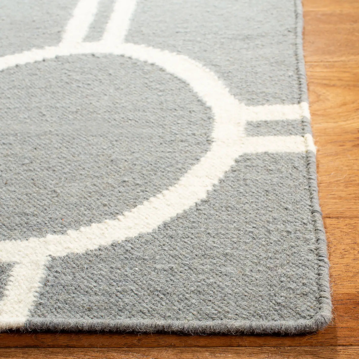 Safavieh Dhurries 4'-0" x 6'-0" Rug in Grey / Ivory