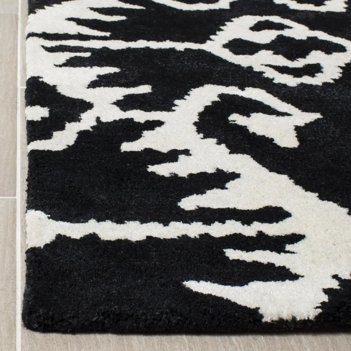 Safavieh Wyndham 4'-0" x 6'-0" Rug in Black / Ivory