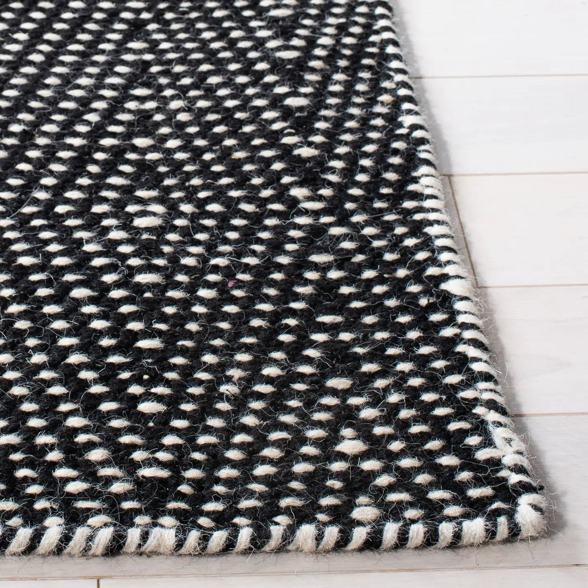 Safavieh Kilim 4'-0" x 6'-0" Rug in Black / Ivory