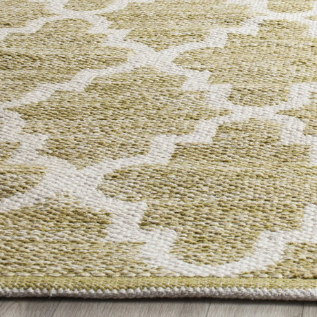 Safavieh Montauk 8'-0" x 10'-0" Rug in Green / Ivory