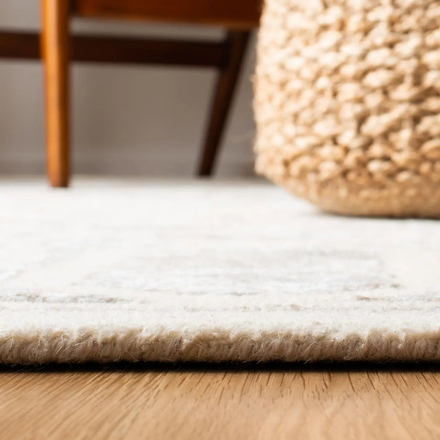 Safavieh Artistry 600 5'-0" x 8'-0" Rug in Ivory / Beige
