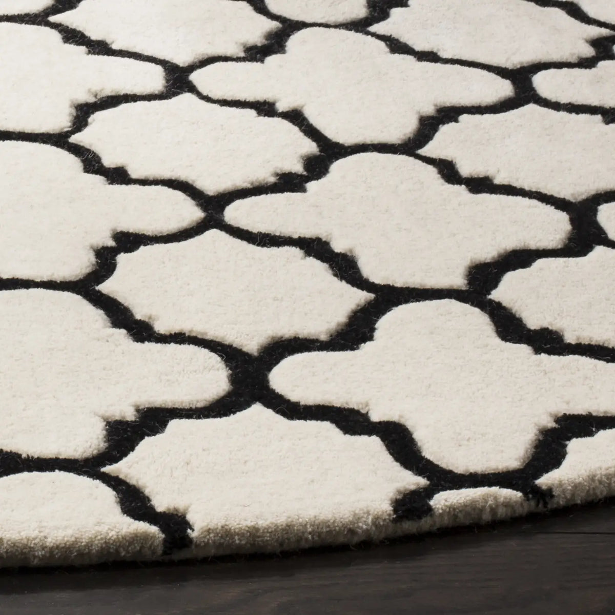 Safavieh Chatham 7'-0" x 7'-0" Rug in Ivory / Black