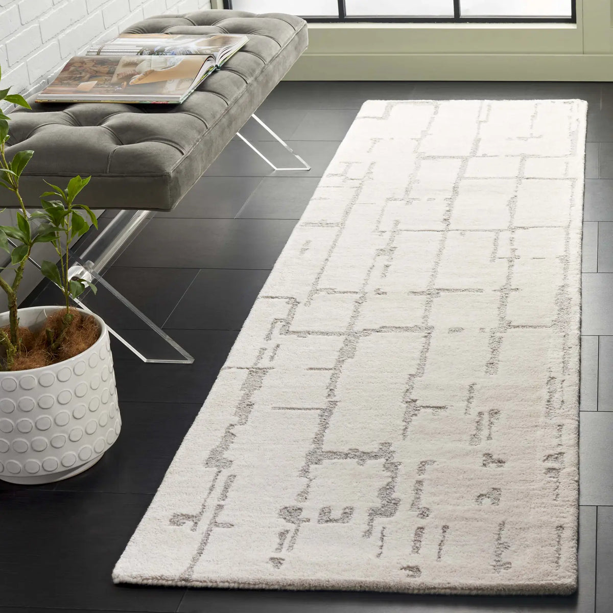 Safavieh Ebony 2'-3" x 8'-0" Rug in Ivory / Grey