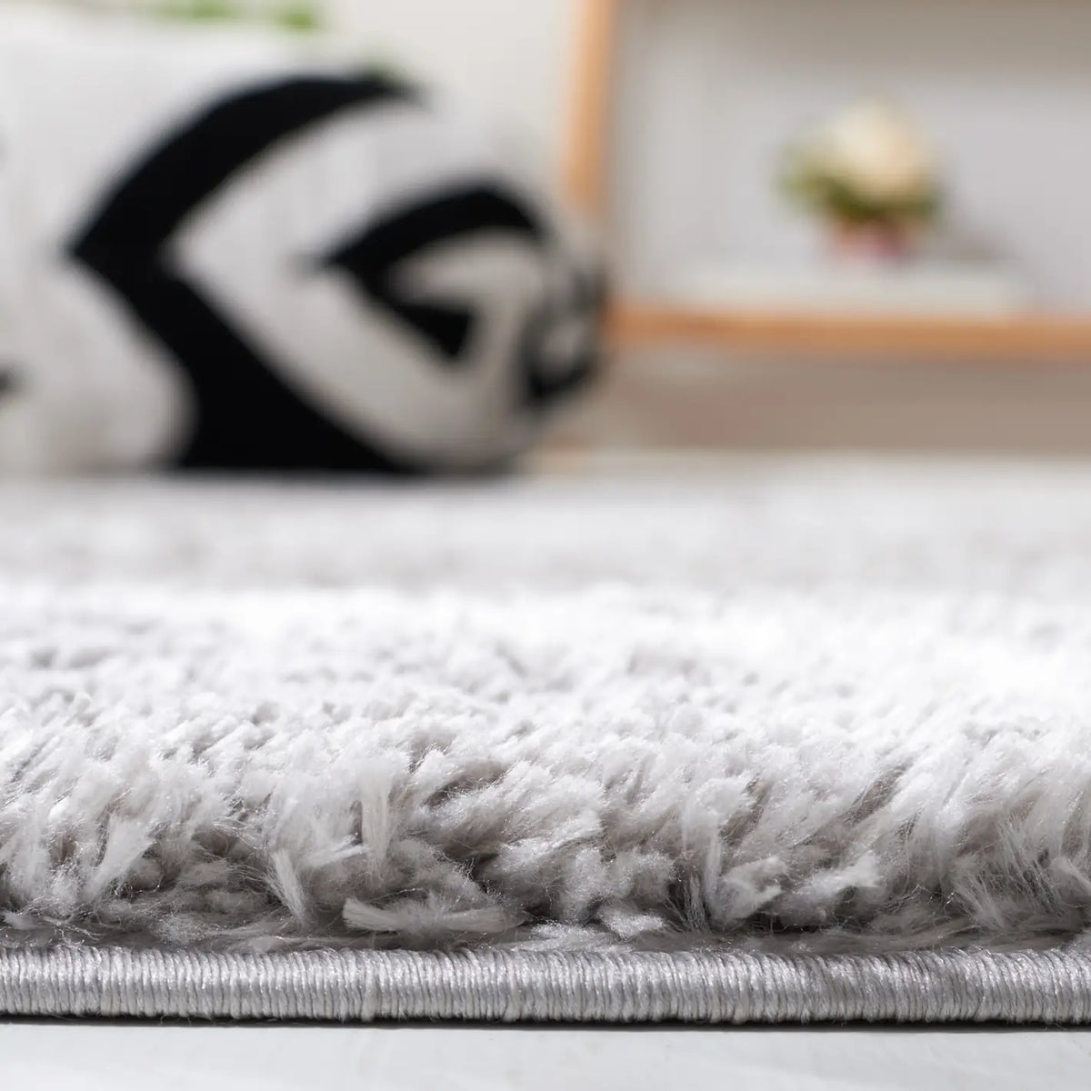 Safavieh Tahoe Shag 4'-0" x 6'-0" Rug in Grey / White