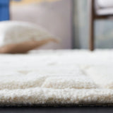 Safavieh Manhattan 4'-0" x 6'-0" Rug in Ivory