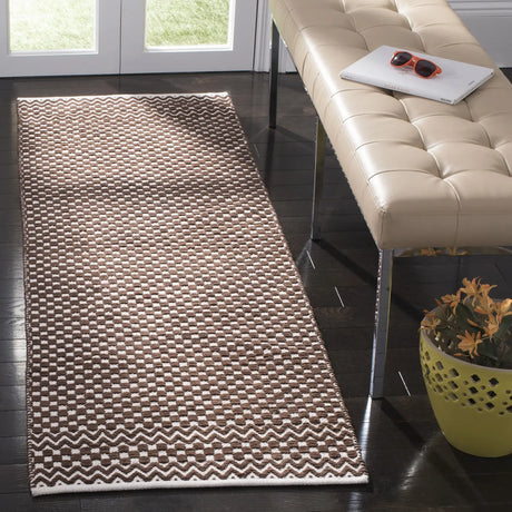 Safavieh Boston 2'-3" x 7'-0" Rug in Brown