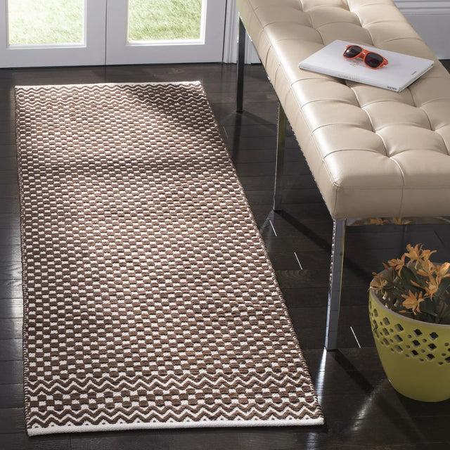 Safavieh Boston 2'-3" x 7'-0" Rug in Brown