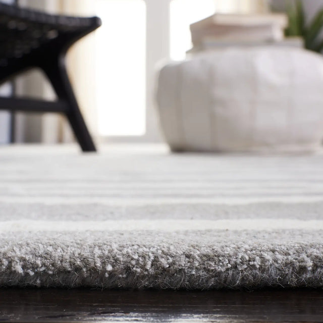 Safavieh Soho 3'-6" x 5'-6" Rug in Grey / Ivory