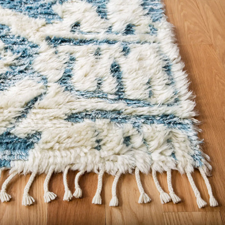Safavieh Manhattan 4'-0" x 6'-0" Rug in Ivory / Blue