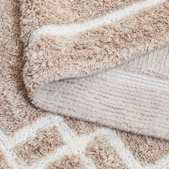 Safavieh Casablanca 4'-0" x 6'-0" Rug in Beige / Ivory
