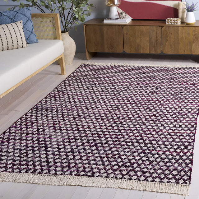 Safavieh Montauk 4'-0" x 6'-0" Rug in Wine / Ivory