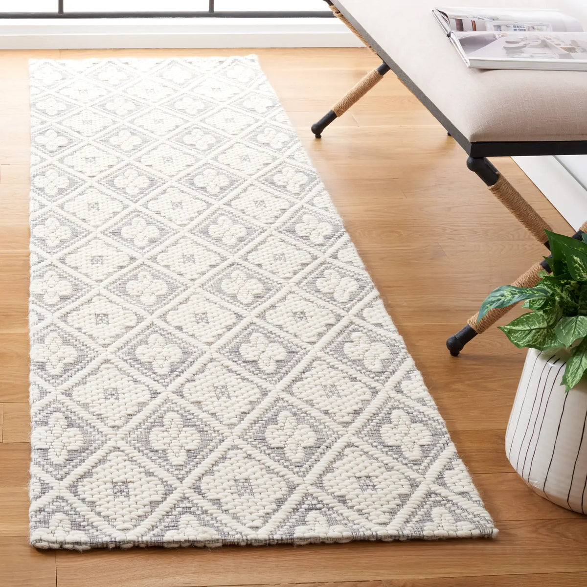 Safavieh Marbella 2'-3" x 8'-0" Rug in Grey / Ivory