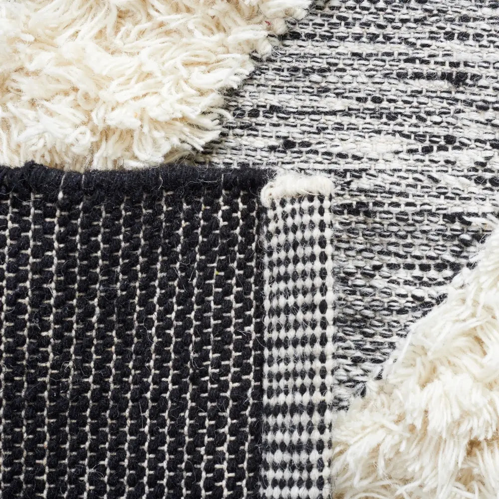 Safavieh Kenya 6'-0" x 9'-0" Rug in Ivory / Black