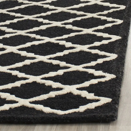Safavieh Cambridge 2'-6" x 8'-0" Rug in Black / Ivory