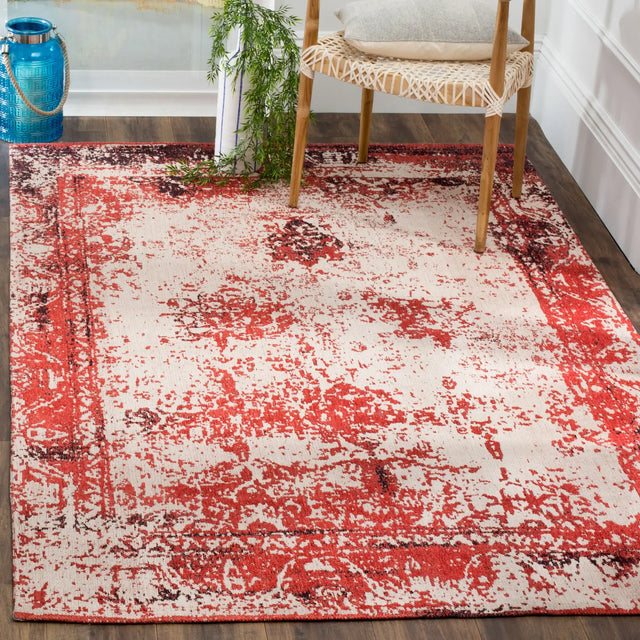 Safavieh Classic Vintage 5'-0" x 8'-0" Rug in Red