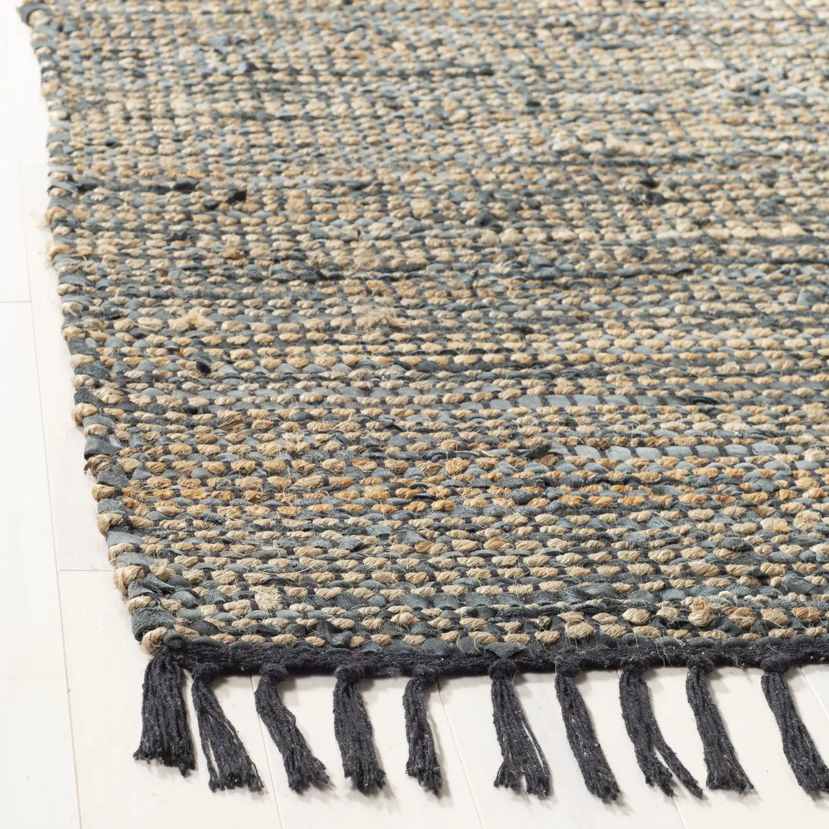Safavieh Vintage Leather 4'-0" x 6'-0" Rug in Grey