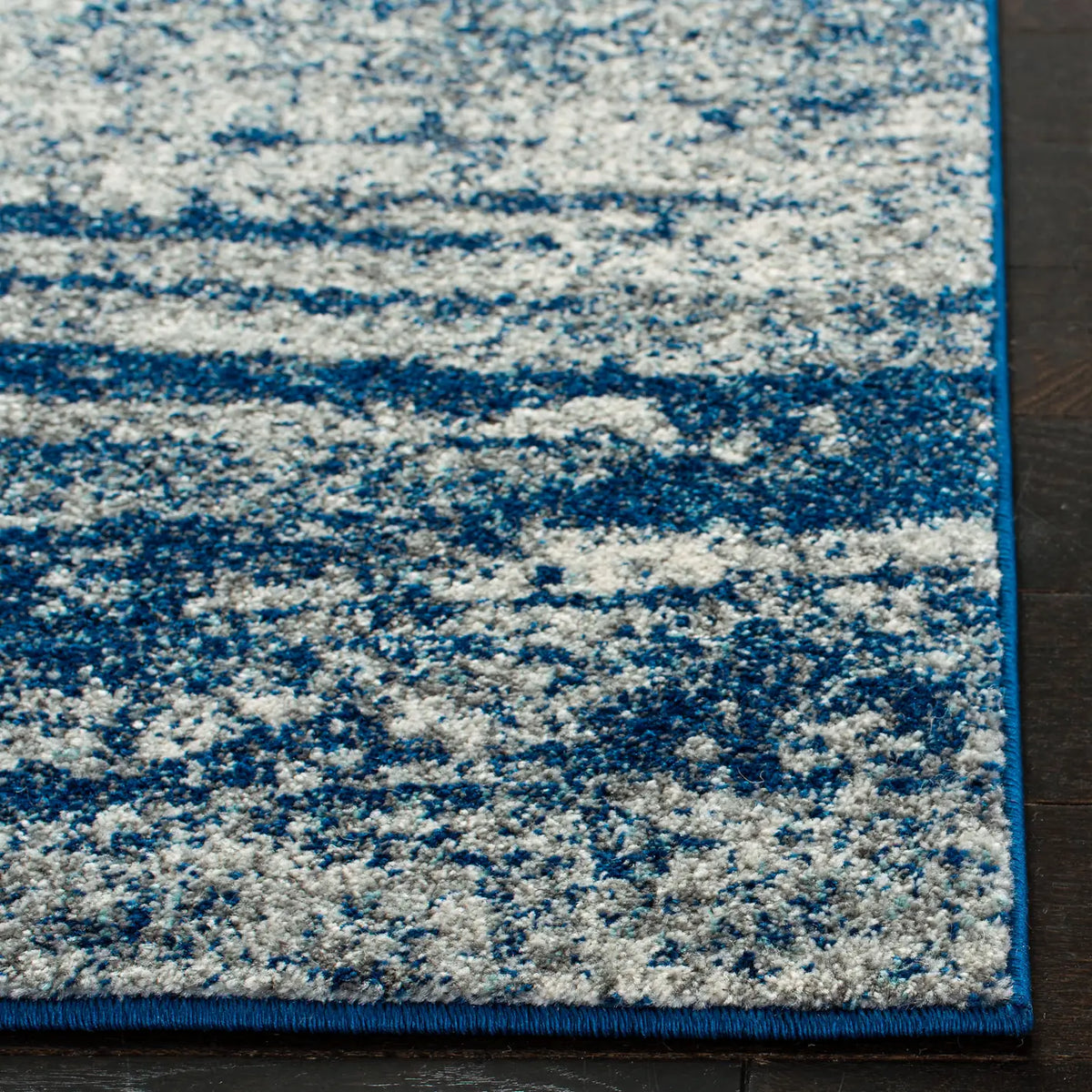 Safavieh Evoke 4'-0" x 6'-0" Rug in Navy / Ivory