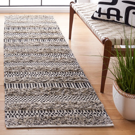 Safavieh Natura 2'-3" x 9'-0" Rug in Black / Ivory