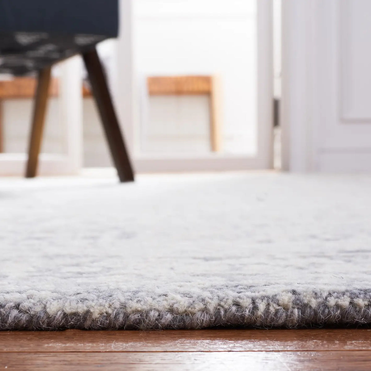Safavieh Metro 4'-0" x 6'-0" Rug in Grey / Ivory
