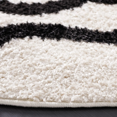 Safavieh Norway 5'-3" x 5'-3" Rug in Ivory / Black