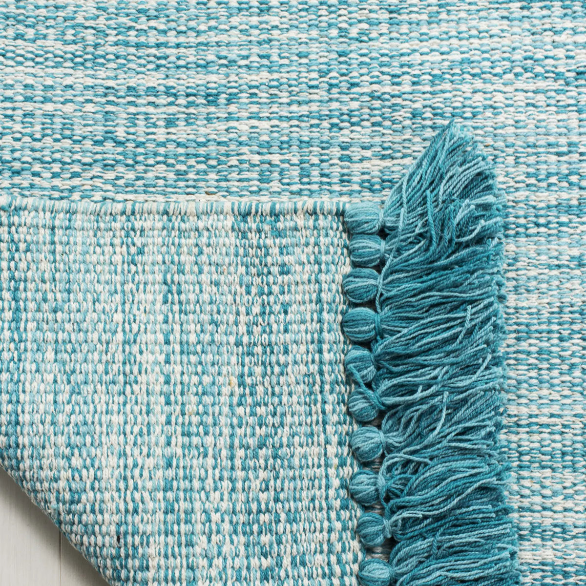 Safavieh Montauk 5'-0" x 8'-0" Rug in Turquoise
