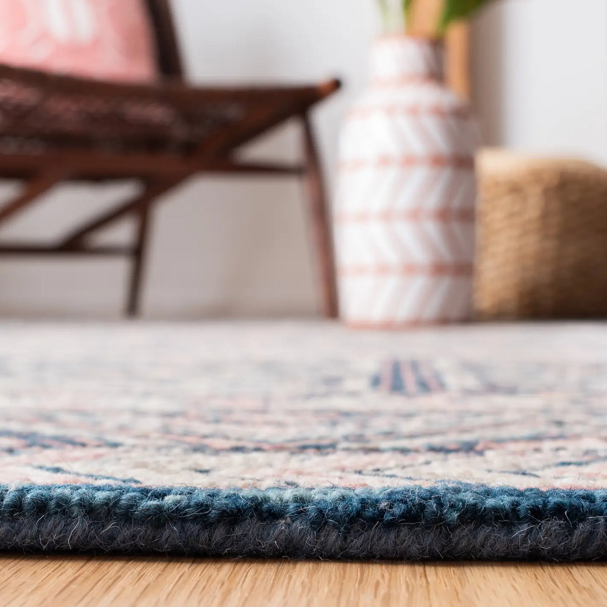 Safavieh Micro-Loop 4'-0" x 6'-0" Rug in Pink / Blue
